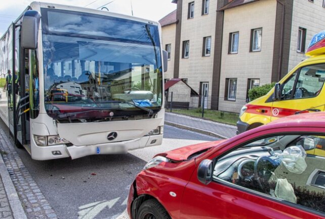 PKW kollidiert frontal mit Linienbus in Lugau: Fahrerin verletzt - Heute kollidierte in Lugau ein PKW frontal mit einem Linienbus. Foto: Andre März