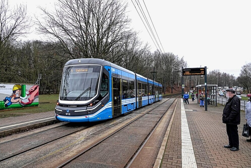 PKW kollidiert in Markersdorf mit Straßenbahn - An der Markersdorfer Straße kollidierte heute ein PKW mit einer Straßenbahn. Foto: Harry Härtel/Haertelpress 