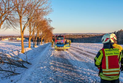 PKW kollidiert in Oelsnitz mit zwei Bäumen: Fahrer schwer verletzt - In Oelsnitz ereignete sich ein Unfall. Foto: André März