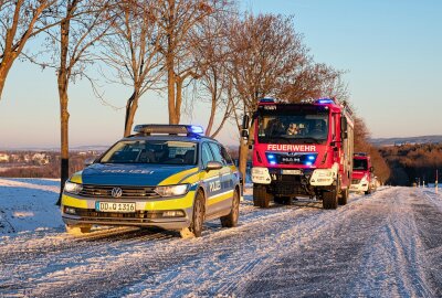 PKW kollidiert in Oelsnitz mit zwei Bäumen: Fahrer schwer verletzt - In Oelsnitz ereignete sich ein Unfall. Foto: André März