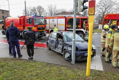 PKW kollidiert mit Feuerwehrfahrzeug: Eine Person ins Krankenhaus eingeliefert - In Dresden sind ein PKW und eine Feuerwehr kollidiert. Foto: Roland Halkasch