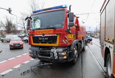 PKW kollidiert mit Feuerwehrfahrzeug: Eine Person ins Krankenhaus eingeliefert - In Dresden sind ein PKW und eine Feuerwehr kollidiert. Foto: Roland Halkasch