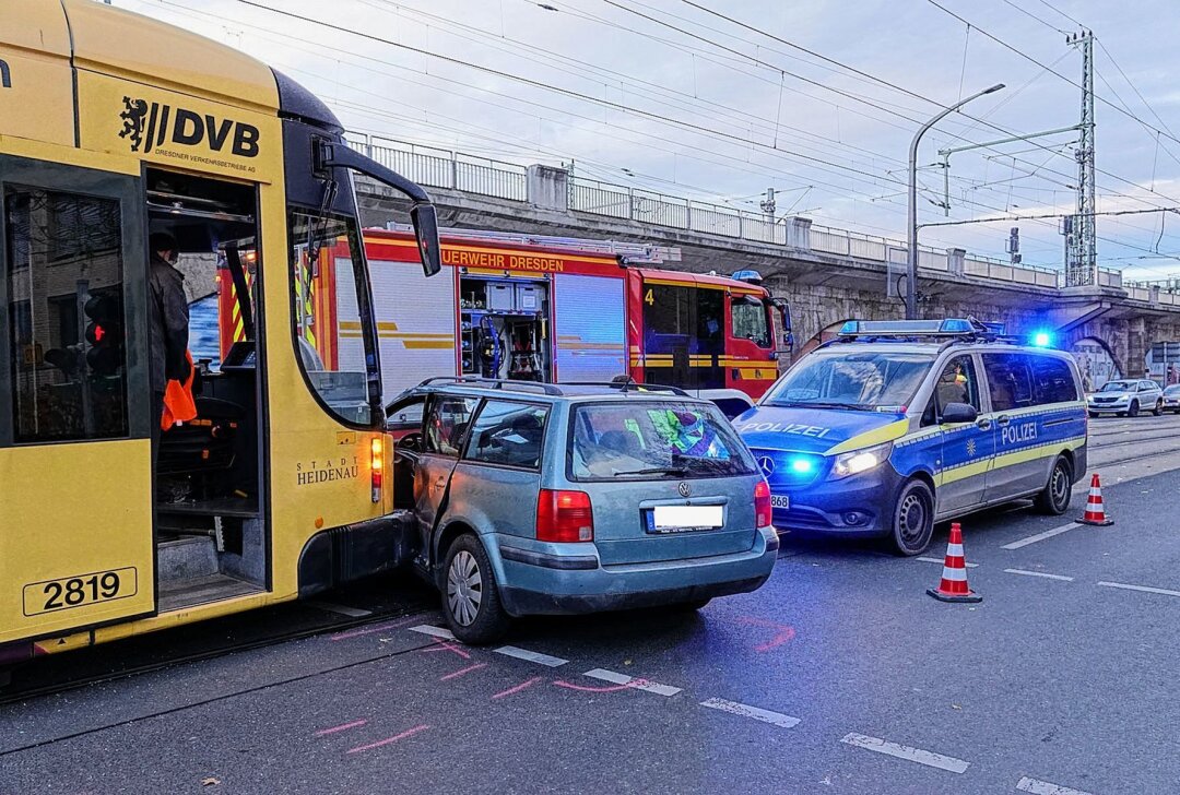 PKW kollidiert mit Straßenbahn - Insassen verletzt - Gegen 15.50 Uhr kam es auf der Kreuzung Könneritzstraße/Schweriner Straße zu einem Verkehrsunfall. Foto: Roland Halkasch