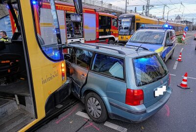 PKW kollidiert mit Straßenbahn - Insassen verletzt - Gegen 15.50 Uhr kam es auf der Kreuzung Könneritzstraße/Schweriner Straße zu einem Verkehrsunfall. Foto: Roland Halkasch