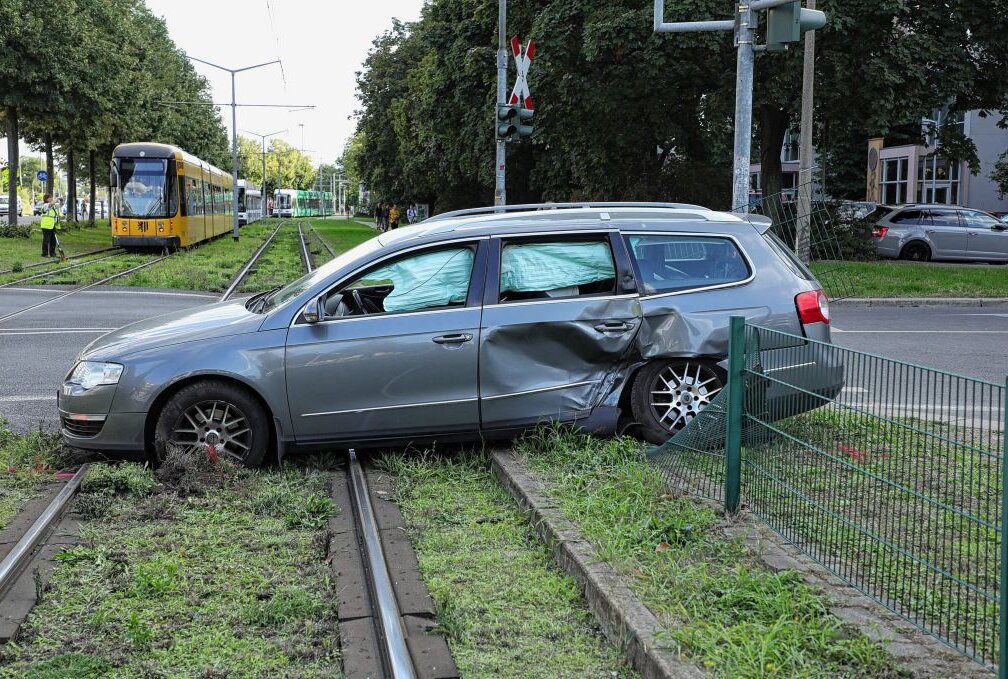 PKW kollidiert mit Straßenbahn: Mehrere Personen verletzt - Heute kam es gegen 16.15 Uhr auf der Albertstraße/Ritterstraße zu einem Verkehrsunfall. Foto: Roland Halkasch