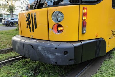 PKW kollidiert mit Straßenbahn: Mehrere Personen verletzt - Heute kam es gegen 16.15 Uhr auf der Albertstraße/Ritterstraße zu einem Verkehrsunfall. Foto: Roland Halkasch