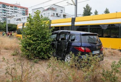 PKW kollidiert mit Straßenbahn - Gestern Abend kam es gegen 17.50 Uhr in Coswig, auf der Radebeuler Straße zu einem Verkehrsunfall mit einer Straßenbahn. Foto: Roland Halkasch