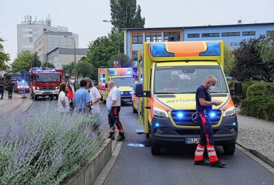 PKW kollidiert mit Straßenbahn - Gestern Abend kam es gegen 17.50 Uhr in Coswig, auf der Radebeuler Straße zu einem Verkehrsunfall mit einer Straßenbahn. Foto: Roland Halkasch