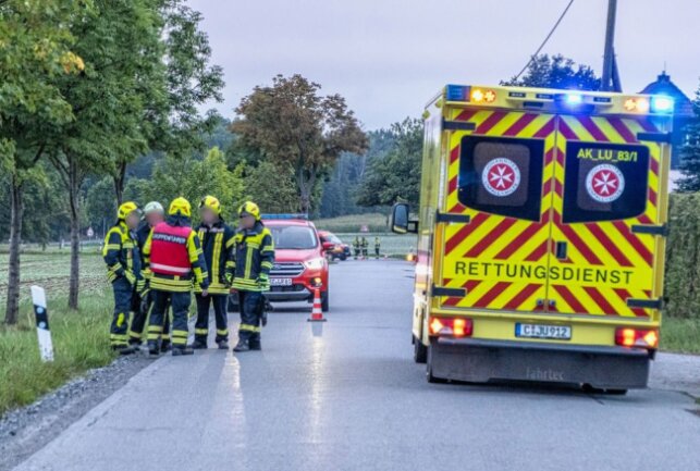 PKW kollidiert mit Strommast - Fahrer im Krankenhaus - PKW kollidiert mit einem Strommast in Erlbach-Kirchberg, er erlitt leichte Verletzungen. Foto: lst