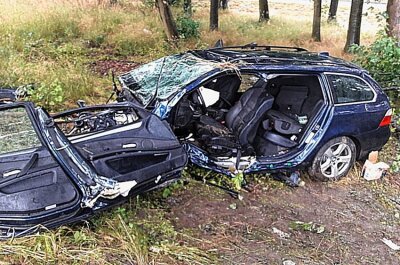 PKW kommt von A4 ab: Fahrer eingeklemmt und schwer verletzt - Ein 54-jähriger deutscher Autofahrer kam auf regennasser Fahrbahn mit seinem 5er BMW in Schleudern und anschließend von der Fahrbahn ab. Foto: Harry Härtel