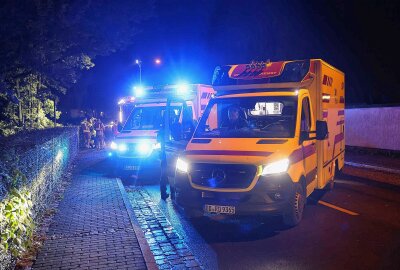 PKW kommt von Fahrbahn ab: Zwei verletzte Personen - Am Freitagabend kam es auf der Tolkewitzer Straße in Dresden zu einem Unfall. Foto: xcitepress