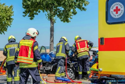 PKW kracht gegen Baum: Frau schwer verletzt in Klinik geflogen - Verkehrsunfall auf der S 128 zwischen Bernstadt und Grosshennersdorf. Foto: xcitepress/Thomas Baier