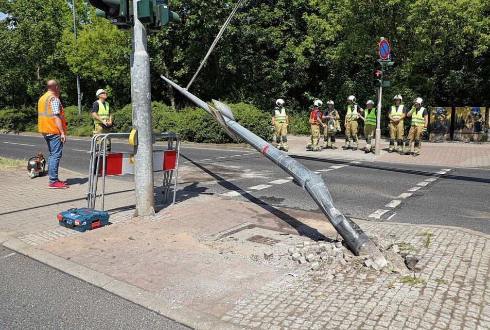 In Dresden fuhr ein PKW gegen einen Lichtmast. Foto: Roland Halkasch