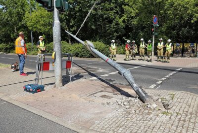 PKW kracht in Dresden gegen Lichtmast: Fahrer verletzt - In Dresden fuhr ein PKW gegen einen Lichtmast. Foto: Roland Halkasch