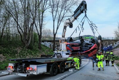 PKW landet auf der B101 in Schwarzenberg nach Crash im Straßengraben - Die B 101 wurde zur Bergung des Fahrzeuges voll gesperrt. Foto: Niko Mutschmann