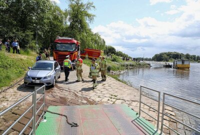 PKW landet in Elbe: Unfall in Dresden - Am Sonntag fuhr ein PKW in die Elbe. Foto: Roland Halkasch