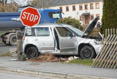 PKW landet in Vorgarten: Rettungshubschrauber im Einsatz - In Rauschwitz kam es heute zu einem schweren Unfall. Foto: xcitepress