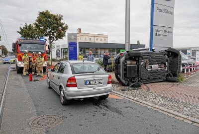 PKW nach Kollision zur Seite gekippt: Fahrer mit Hubschrauber abtransportiert - In Radebeul kam es zu einem schweren Unfall. Foto: Roland Halkasch