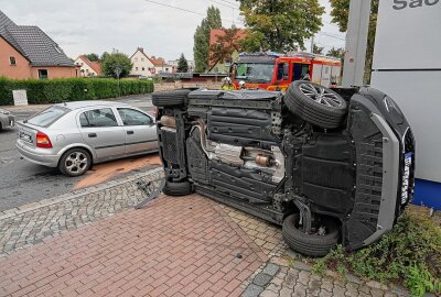PKW nach Kollision zur Seite gekippt: Fahrer mit Hubschrauber abtransportiert - In Radebeul kam es zu einem schweren Unfall. Foto: Roland Halkasch