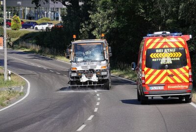 PKW prallt auf S 36 gegen Lichtmast aus Beton - Heute kam es gegen 7.05 Uhr auf der S 36 (Umgehungsstraße) in Wilsdruff zu einem Verkehrsunfall. Foto: Roland Halkasch