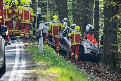PKW prallt auf Staatsstraße gegen Baum: Fahrer wird schwer verletzt - Schwerer Verkehrsunfall am Montagmorgen zwischen Jöhstadt und Königswalde. Foto: Bernd März