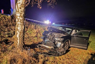PKW prallt in Oberlungwitz gegen Baum: Eine Schwerverletzte - Ein Auto ist von der Fahrbahn abgekommen und gegen einen Baum geprallt. Foto: Andreas Kretschel