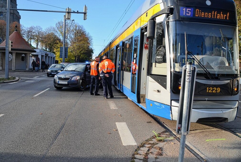 PKW prallt unvermittelt in die Tram - PKW rammt Straßenbahn in Leipzig. Eine Person wurde verletzt. Foto: Anke Brod