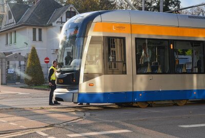 PKW prallt unvermittelt in die Tram - PKW rammt Straßenbahn in Leipzig. Eine Person wurde verletzt. Foto: Anke Brod