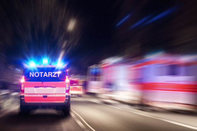 PKW rammt E-Bike - Radlerin schwer verletzt - Bei dem Unfall in Zwickau wurde eine 49-Jährige schwer verletzt. Symbolfoto: ollo/Getty Images