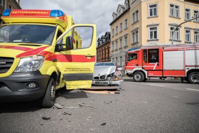 PKW rammt Rettungswagen auf Einsatzfahrt: Zwei Personen verletzt - Ein PKW rammte einen Rettungswagen während eines Einsatzes. Foto: Marcel Schlenkrich