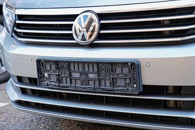 PKW-Reifen von ukrainischem Fahrzeug aufgestochen - Reiven von  ukrainischem PKW zerstochen , die Kennzeichen geklaut. Foto:  haertelpress