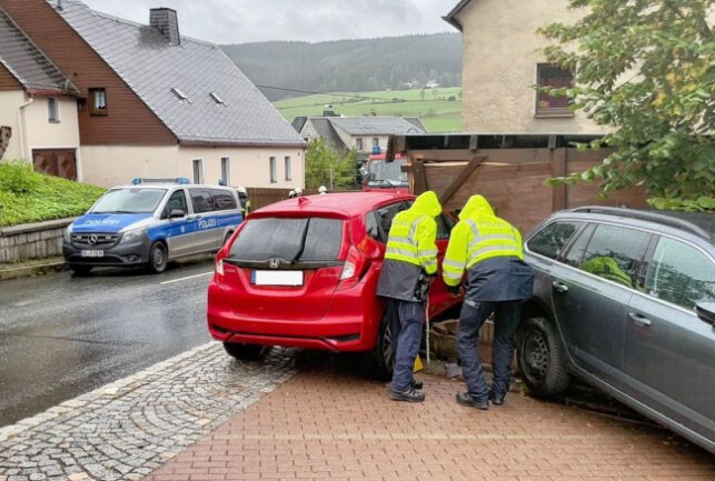 PKW rollt ohne Fahrer 500 Meter bergab: Zwei Verletzte - In Breitenbrunn ereignete sich ein Verkehrsunfall. Foto: Daniel Unger