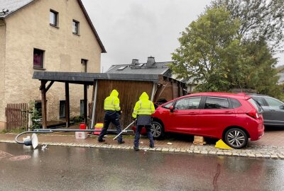 PKW rollt ohne Fahrer 500 Meter bergab: Zwei Verletzte - In Breitenbrunn ereignete sich ein Verkehrsunfall. Foto: Daniel Unger
