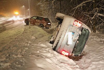 PKW rutschen in den Straßengraben und überschlagen sich - Während des starken Schneefalls gerieten zwei Fahrzeuge auf der abschüssigen Straße, in einer Linkskurve ins Rutschen. Foto: Roland Halkasch