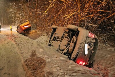 PKW rutschen in den Straßengraben und überschlagen sich - Während des starken Schneefalls gerieten zwei Fahrzeuge auf der abschüssigen Straße, in einer Linkskurve ins Rutschen. Foto: Roland Halkasch