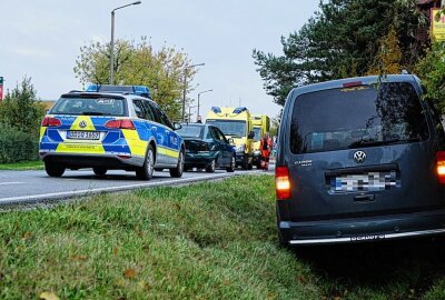 PKW schleudert nach Unfall in Straßengraben: Eine Person schwer verletzt - Am Samstag kam es auf der Dresdener Straße in Bautzen zu einem Verkehrsunfall. Foto: LausitzNews.de/ Tim Kiehle