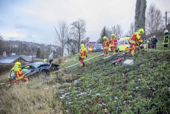 PKW schlittert in Bärenstein Hang hinab: Fahrer schwer verletzt - In Bärenstein kam es am Donnerstagnachmittag zu einem Unfall, bei dem ein PKW einen Hang hinab rutschte. Foto: Bernd März