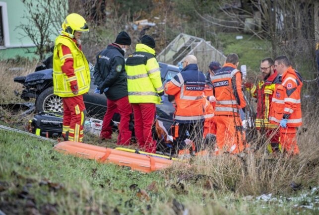 PKW schlittert in Bärenstein Hang hinab: Fahrer schwer verletzt - In Bärenstein kam es am Donnerstagnachmittag zu einem Unfall, bei dem ein PKW einen Hang hinab rutschte. Foto: Bernd März
