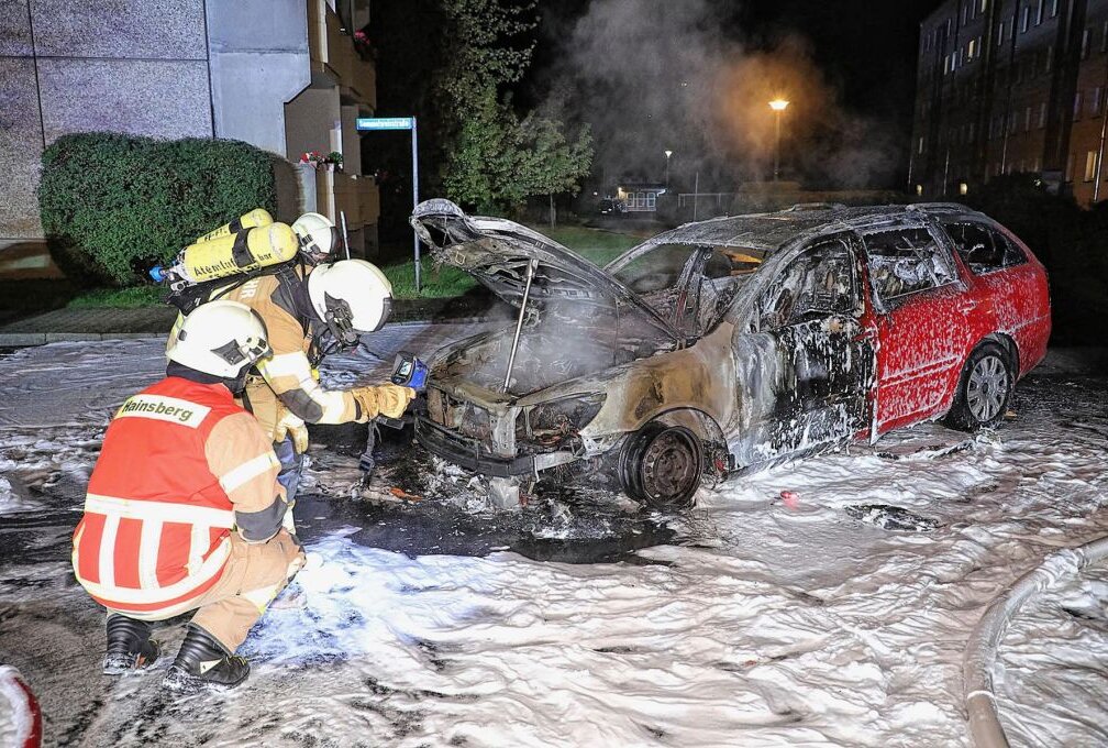 PKW steht lichterloh in Flammen - In Freital kam es ab vergangenen Abend zu einem PKW Brand. Foto: Roland Halkasch 