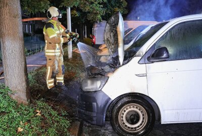 PKW steht mit brennender Schürze auf dem Tankstellengelände - PKW-Brand in der Löbtauer Straße Foto: Roland Halkasch