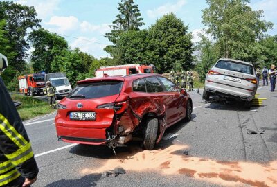 Am Dienstagnachmittag kam es auf der B97 am Abzweig nach Schwarzkollm zu einem schweren Verkehrsunfall, bei dem mehrere Menschen verletzt wurden. Foto: xcitepress/brl