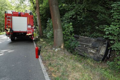 PKW touchiert Baum: Ein Verletzter - In Liebstadt verletzte sich eine Person bei einem Verkehrsunfall. Foto: Roland Halkasch 