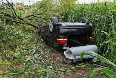 PKW überschlägt sich auf nasser Fahrbahn: Zwei Verletzte - Ein Auto überschlug sich. Foto: Roland Halkasch