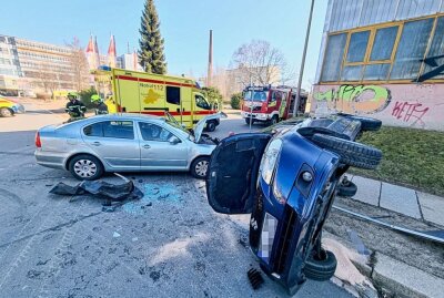 PKW überschlägt sich bei Crash in Chemnitz - Ein Auto überschlug sich beim Crash. Foto: Harry Härtel