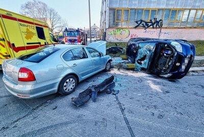 PKW überschlägt sich bei Crash in Chemnitz - Ein Auto überschlug sich beim Crash. Foto: Harry Härtel