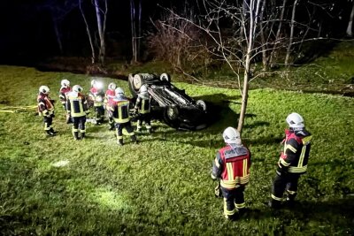 Kurz vor Mitternacht kam es am Sonntagabend auf der Talstraße zwischen Grünhain und Waschleithe zu einem schweren Unfall. 
