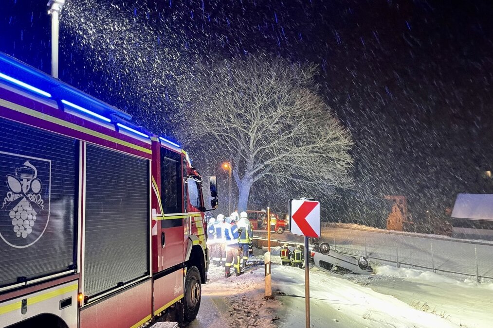 Gegen 0.20 Uhr wurde die Feuerwehren Beierfeld und Grünhain in der Nacht zum Samstag auf die Schwarzenberger Straße kurz vor Ortseingang Grünhain alarmiert. 