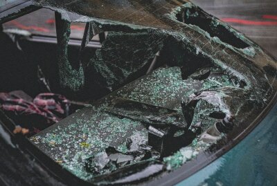 PKW überschlägt sich in Hirschfeld und landet auf Dach - Gestern Nachmittag ereignete sich ein Verkehrsunfall. Der 66-jährige Fahrer überschlägt sich und befreit sich selbst aus seinem Auto. Symbolbild: Pexels