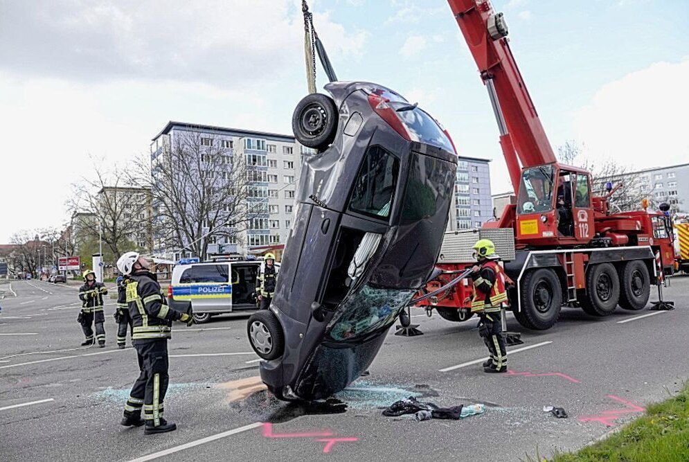 PKW überschlägt sich nach Crash auf der Theaterstraße - Nach dem Crash landete der PKW Fiat Punto auf dem Dach. Foto: Harry Härtel/haertelpress
