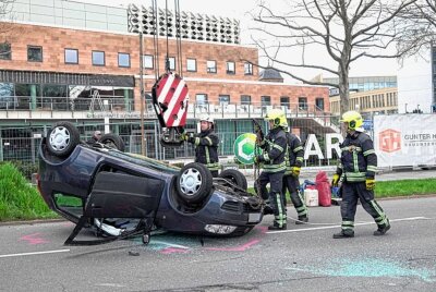 PKW überschlägt sich nach Crash auf der Theaterstraße - Nach dem Crash landete der PKW Fiat Punto auf dem Dach. Foto: Harry Härtel/haertelpress